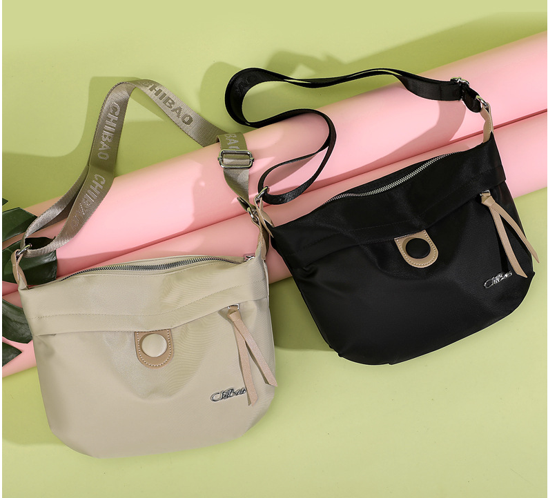BP02156 crossbody bag detail (1)