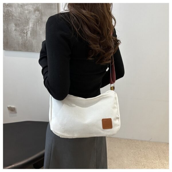 BP02161 crossbody bag detail (1)