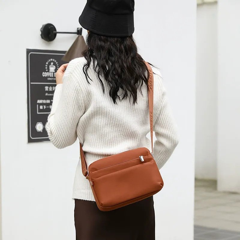 BP02168 crossbody bag detail (2)